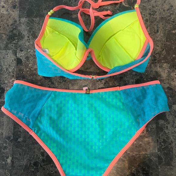 Bikini - Picture 2 of 2